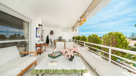 Spacious Apartment in a Frontline Golf Complex within Walking Distance to the Beach