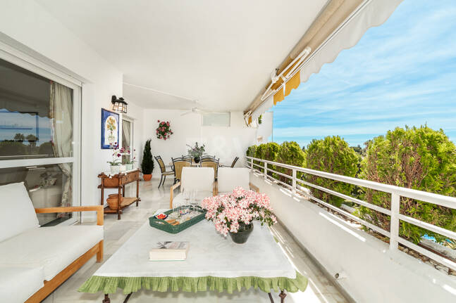 Spacious Apartment in a Frontline Golf Complex within Walking Distance to the Beach