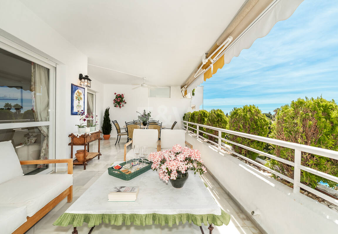 Spacious Apartment in a Frontline Golf Complex within Walking Distance to the Beach