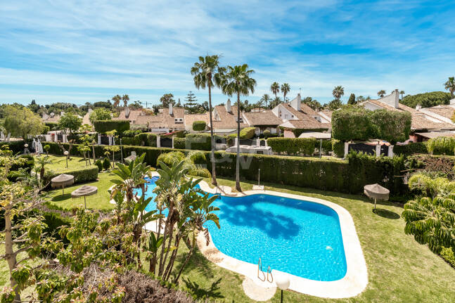 Spacious Apartment in a Frontline Golf Complex within Walking Distance to the Beach