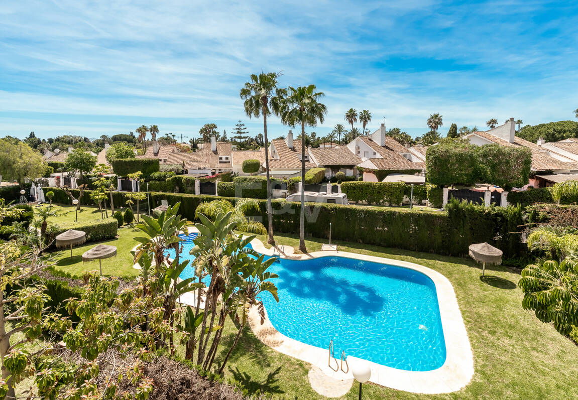 Spacious Apartment in a Frontline Golf Complex within Walking Distance to the Beach