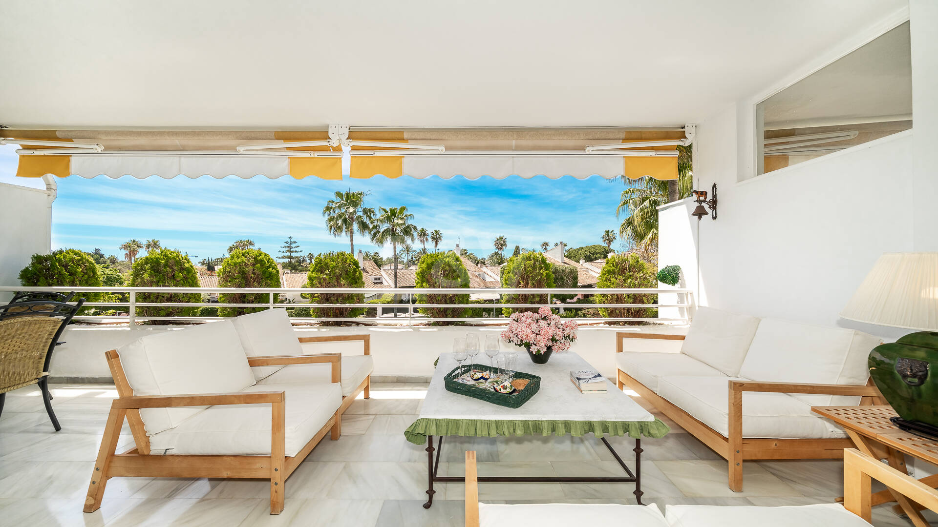 Spacious Apartment in a Frontline Golf Complex within Walking Distance to the Beach