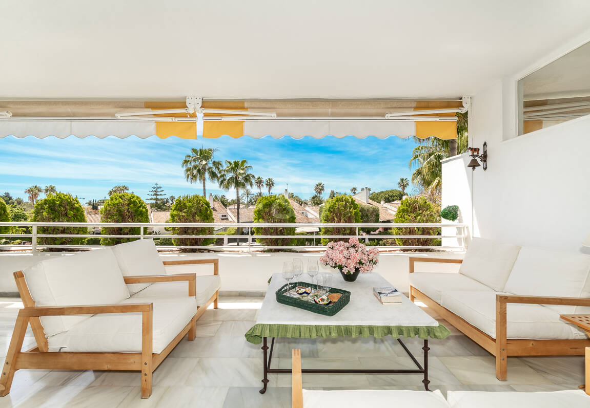 Spacious Apartment in a Frontline Golf Complex within Walking Distance to the Beach