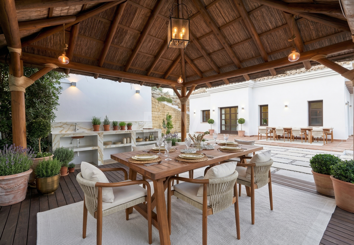 Majestuosa villa andaluza con vistas panorámicas al mar y a la montaña