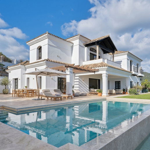 Majestuosa villa andaluza con vistas panorámicas al mar y a la montaña