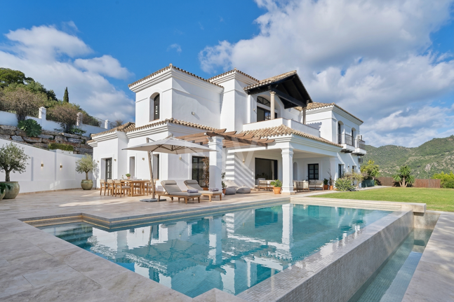 Majestuosa villa andaluza con vistas panorámicas al mar y a la montaña
