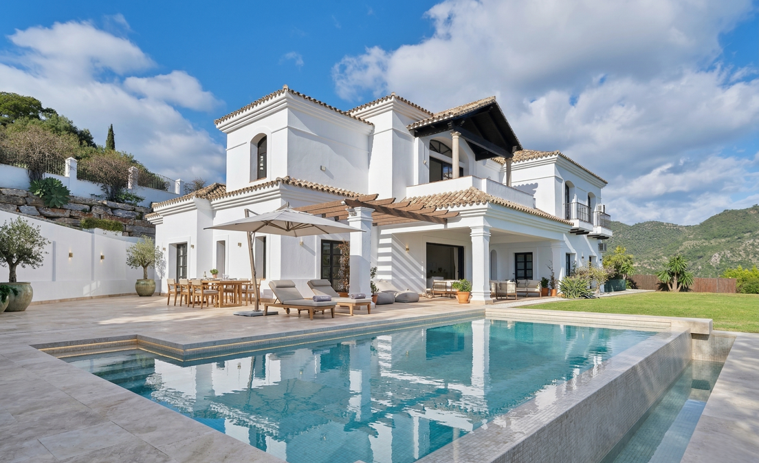 Majestuosa villa andaluza con vistas panorámicas al mar y a la montaña