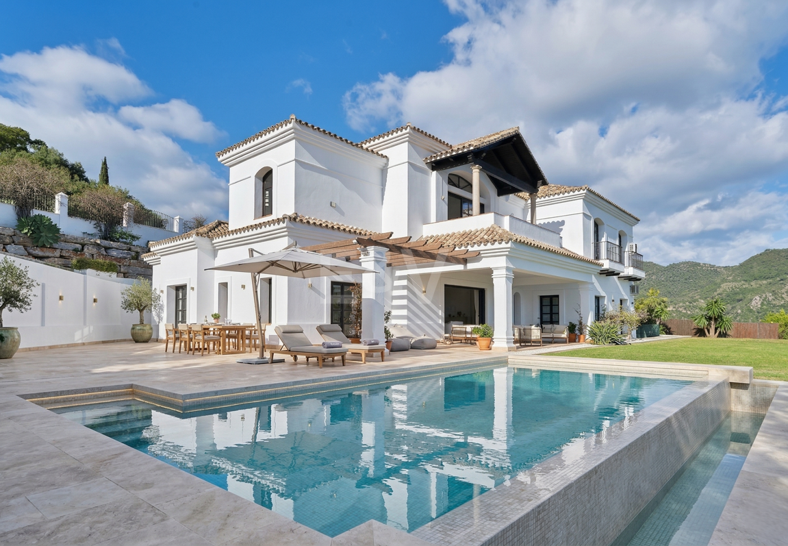 Majestuosa villa andaluza con vistas panorámicas al mar y a la montaña