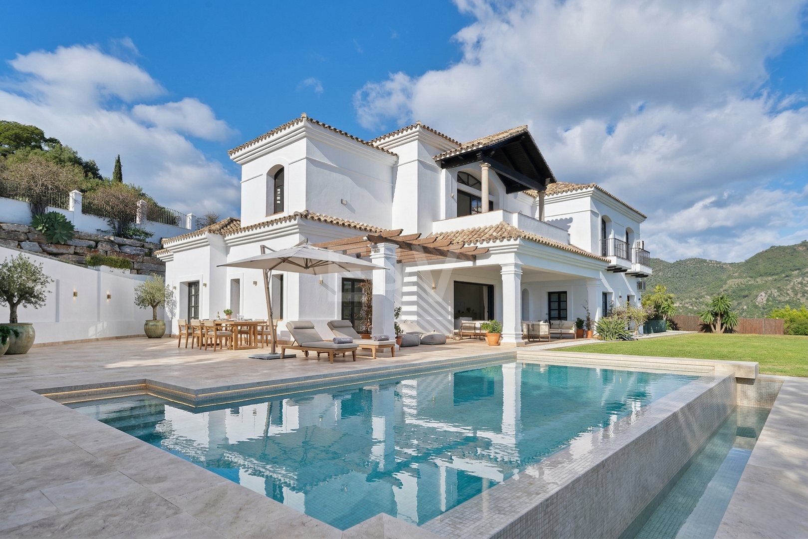 Majestuosa villa andaluza con vistas panorámicas al mar y a la montaña