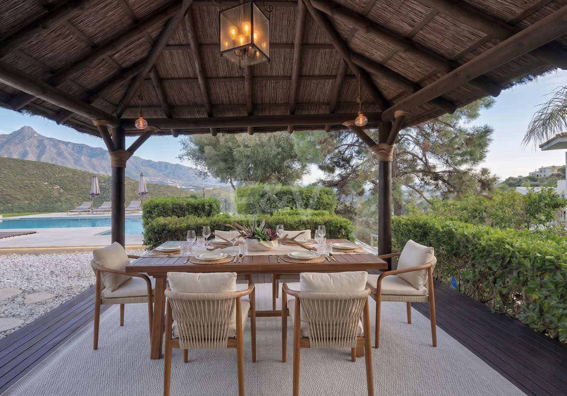 Majestätische andalusische Villa mit Panoramablick auf Meer und Berge