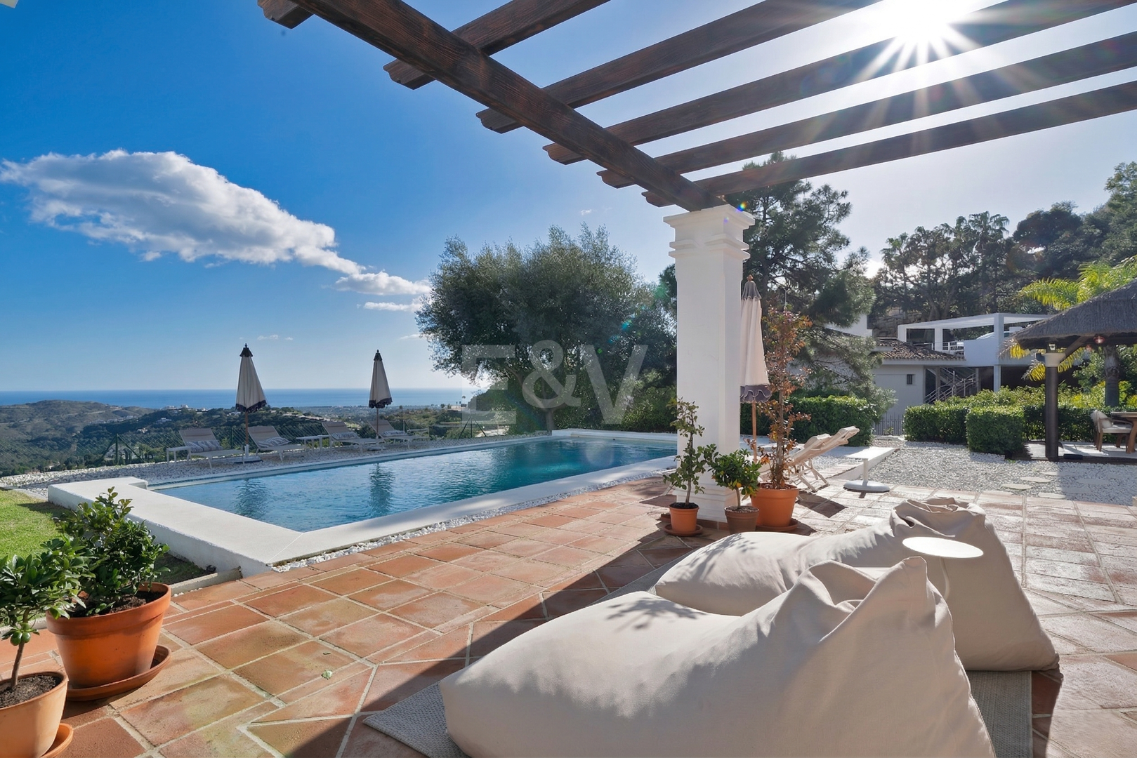 Majestuosa villa andaluza con vistas panorámicas al mar y a la montaña