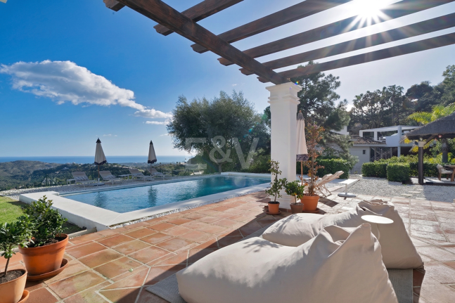 Majestuosa villa andaluza con vistas panorámicas al mar y a la montaña