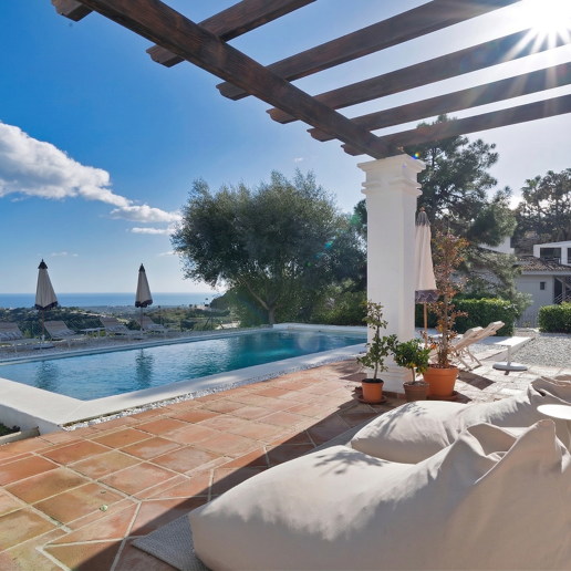Majestuosa villa andaluza con vistas panorámicas al mar y a la montaña
