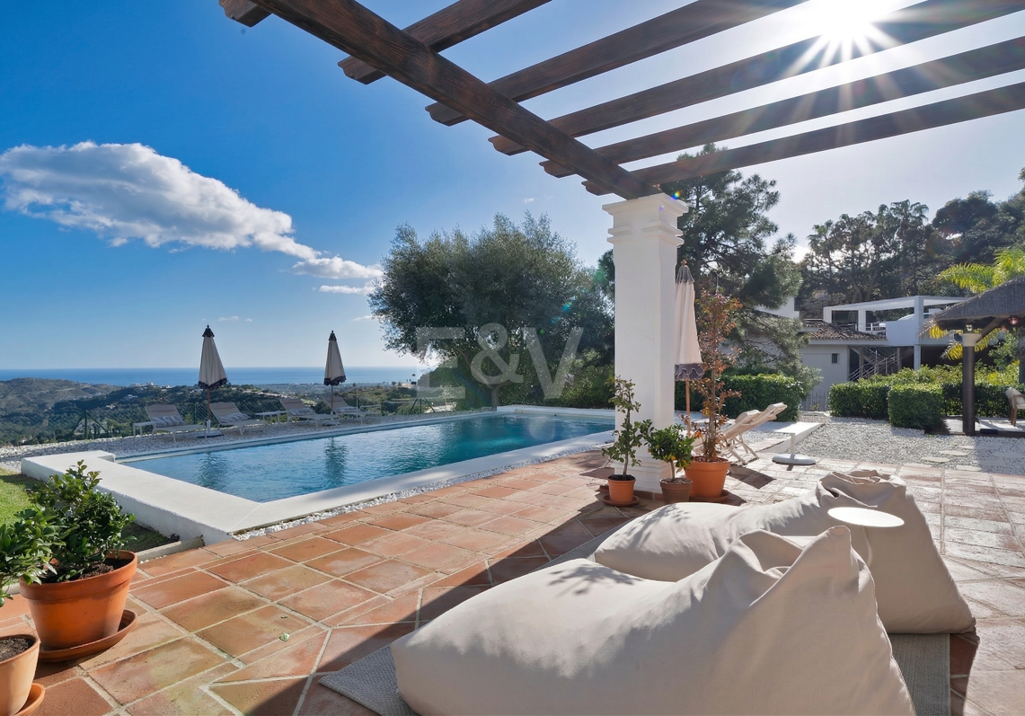 Majestätische andalusische Villa mit Panoramablick auf Meer und Berge