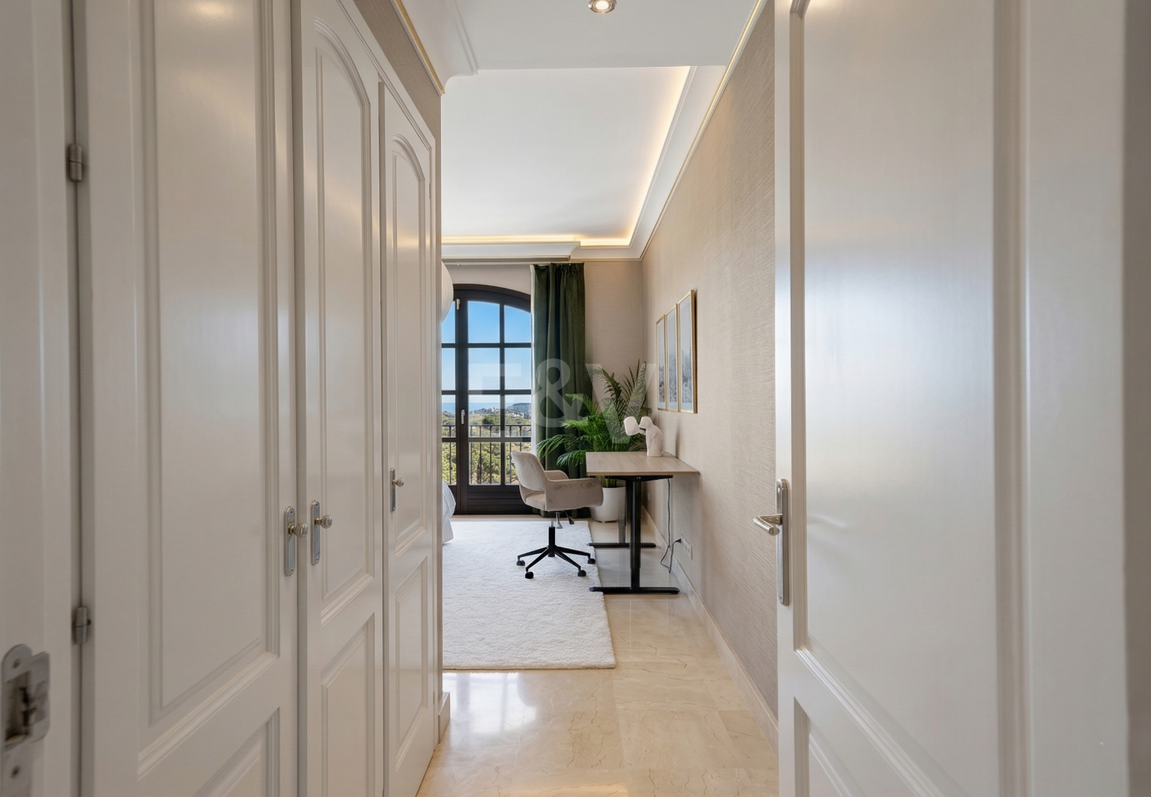 Majestuosa villa andaluza con vistas panorámicas al mar y a la montaña