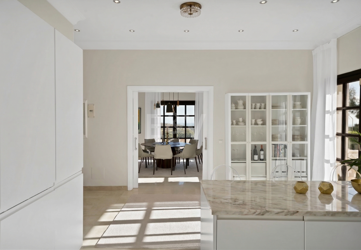 Majestuosa villa andaluza con vistas panorámicas al mar y a la montaña