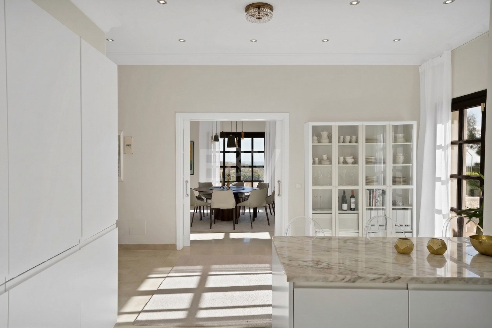 Majestuosa villa andaluza con vistas panorámicas al mar y a la montaña