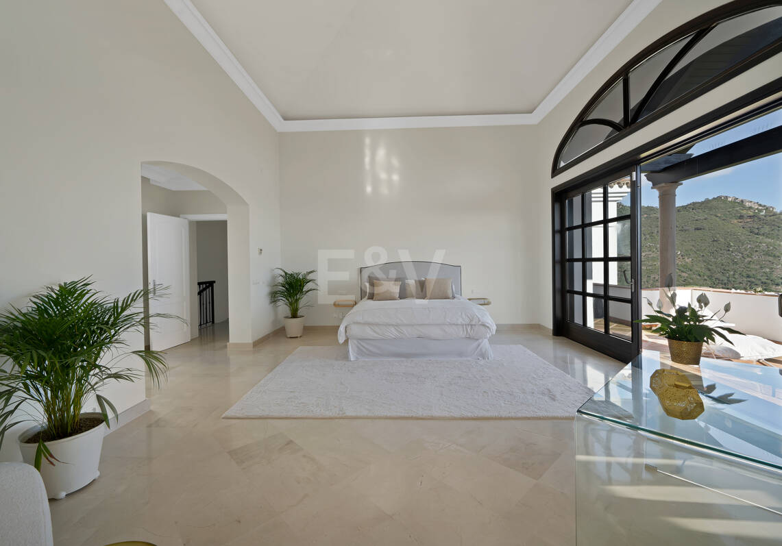 Majestätische andalusische Villa mit Panoramablick auf Meer und Berge