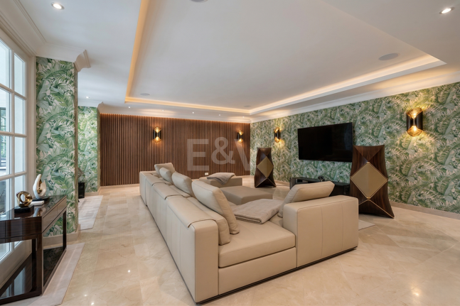 Majestuosa villa andaluza con vistas panorámicas al mar y a la montaña