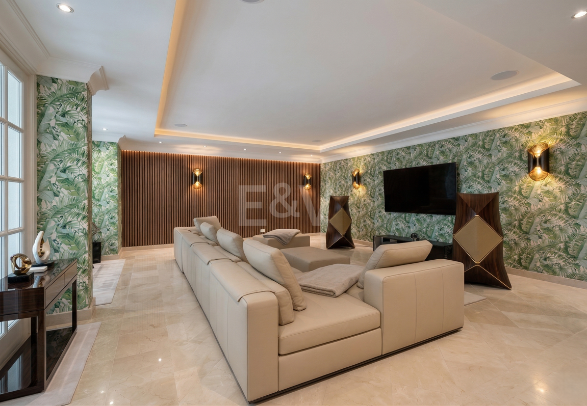 Majestuosa villa andaluza con vistas panorámicas al mar y a la montaña