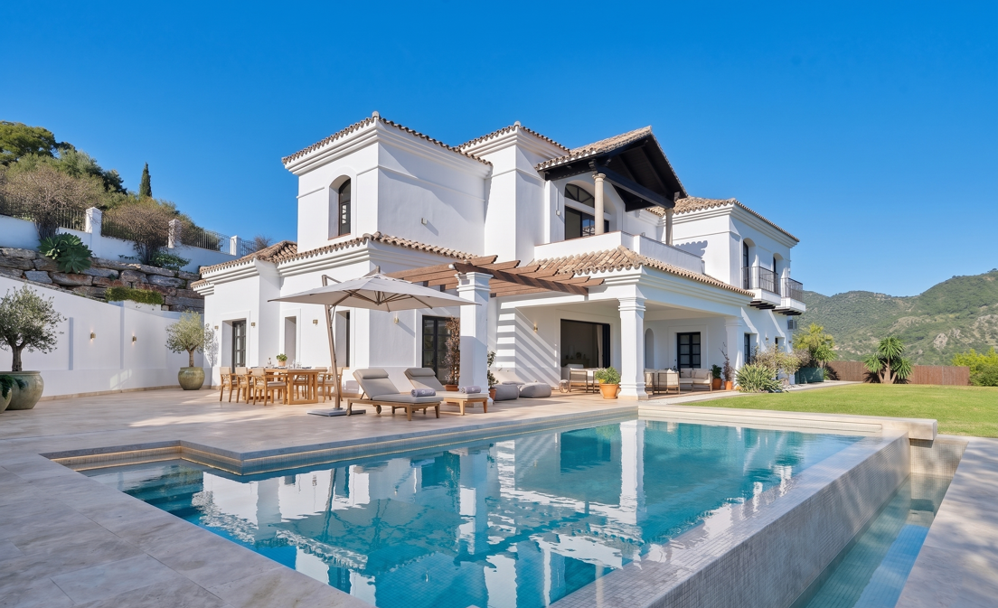Majestätische andalusische Villa mit Panoramablick auf Meer und Berge