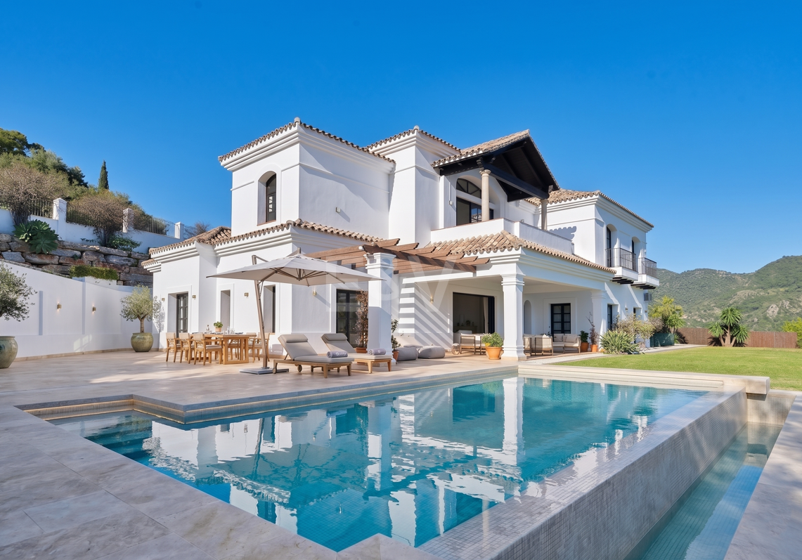 Majestätische andalusische Villa mit Panoramablick auf Meer und Berge