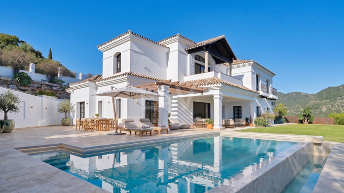 Villa andalouse majestueuse avec vue panoramique sur la mer et la montagne