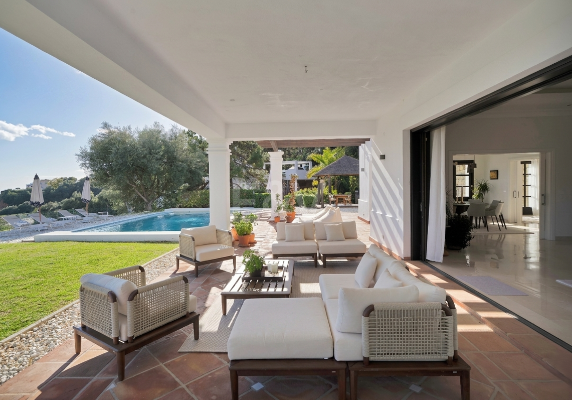 Majestätische andalusische Villa mit Panoramablick auf Meer und Berge