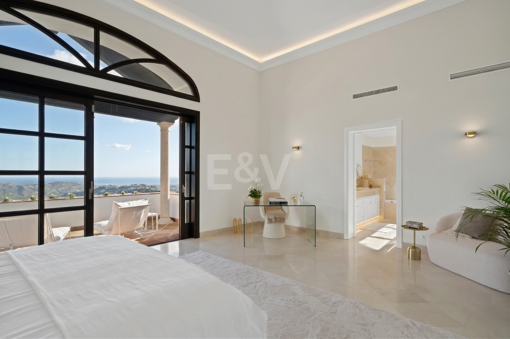 Majestuosa villa andaluza con vistas panorámicas al mar y a la montaña