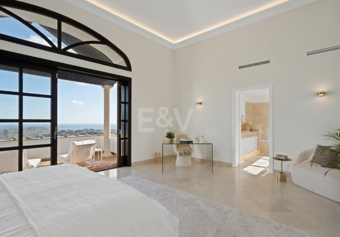 Majestätische andalusische Villa mit Panoramablick auf Meer und Berge