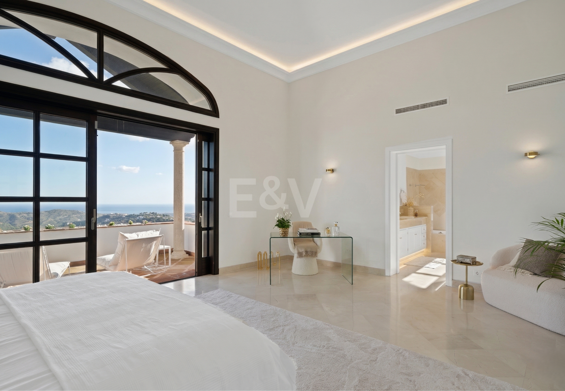 Majestuosa villa andaluza con vistas panorámicas al mar y a la montaña