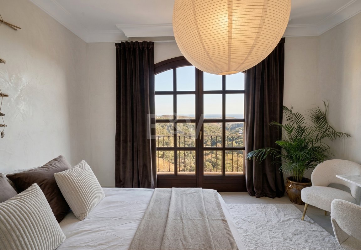 Majestuosa villa andaluza con vistas panorámicas al mar y a la montaña