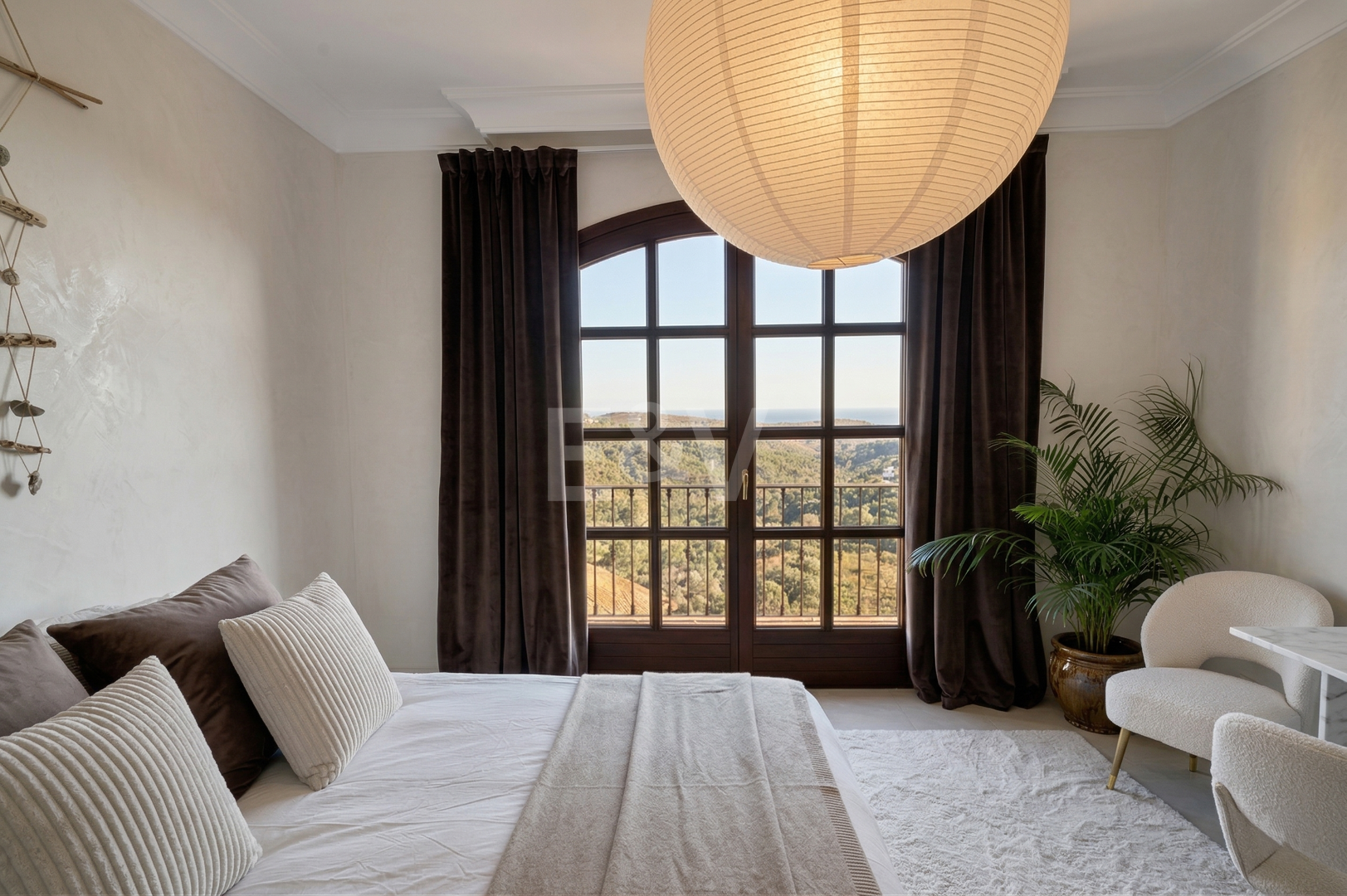 Majestuosa villa andaluza con vistas panorámicas al mar y a la montaña