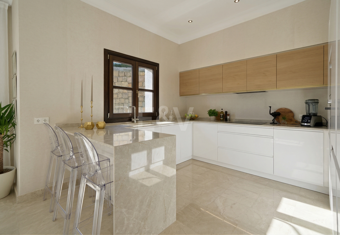 Majestuosa villa andaluza con vistas panorámicas al mar y a la montaña