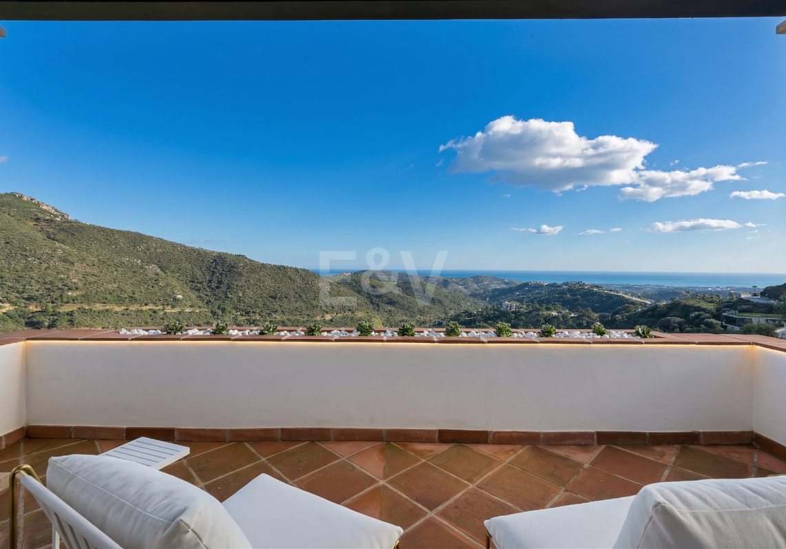 Majestätische andalusische Villa mit Panoramablick auf Meer und Berge