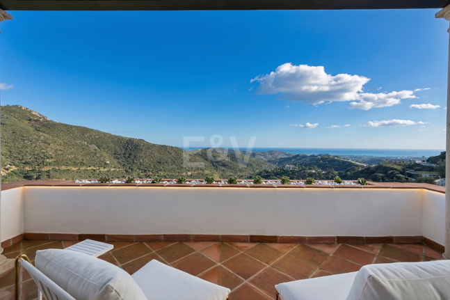 Majestuosa villa andaluza con vistas panorámicas al mar y a la montaña