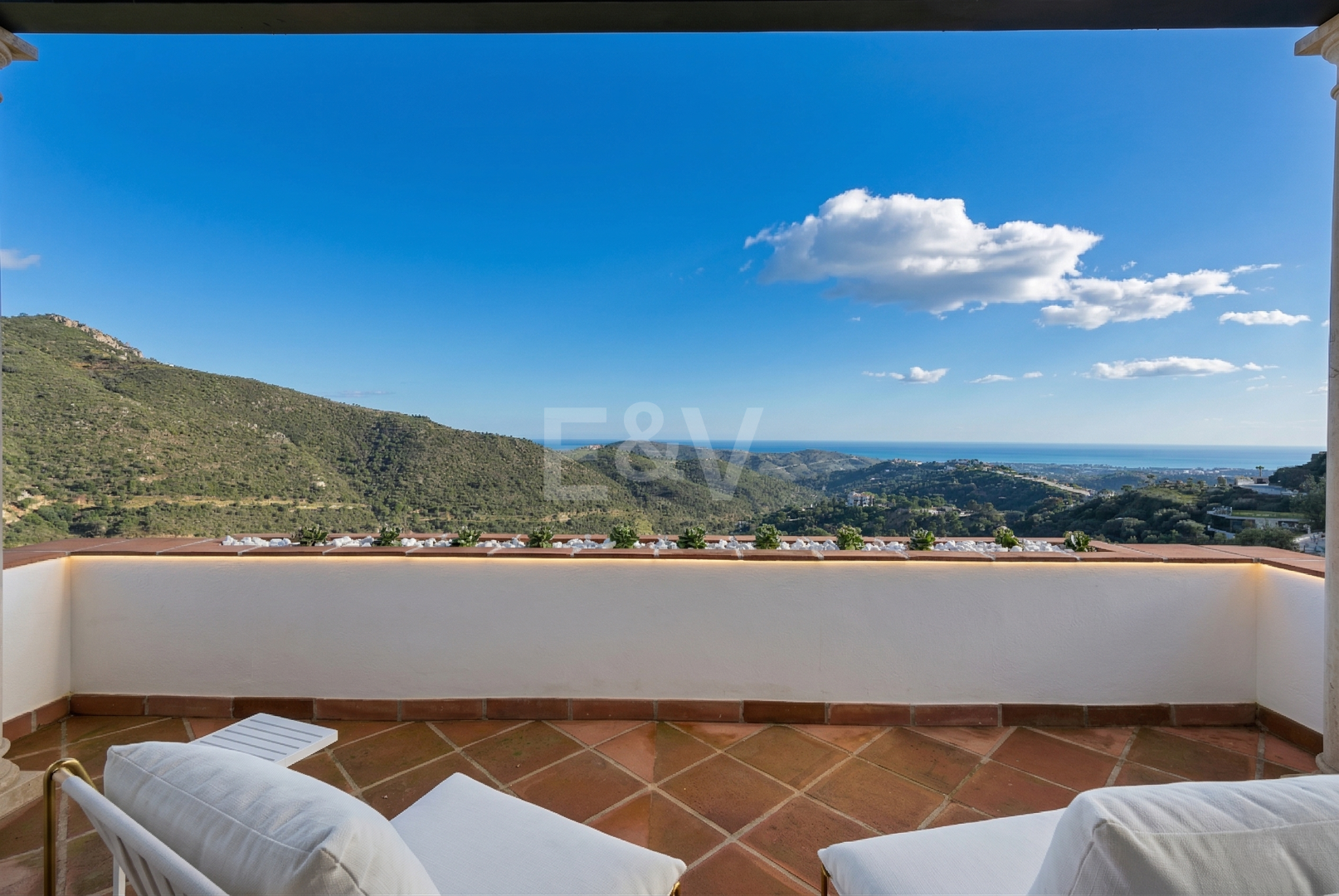 Majestuosa villa andaluza con vistas panorámicas al mar y a la montaña