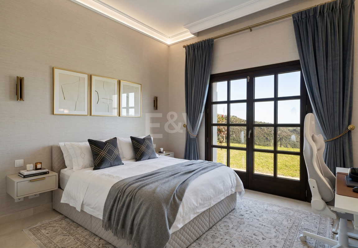 Majestuosa villa andaluza con vistas panorámicas al mar y a la montaña