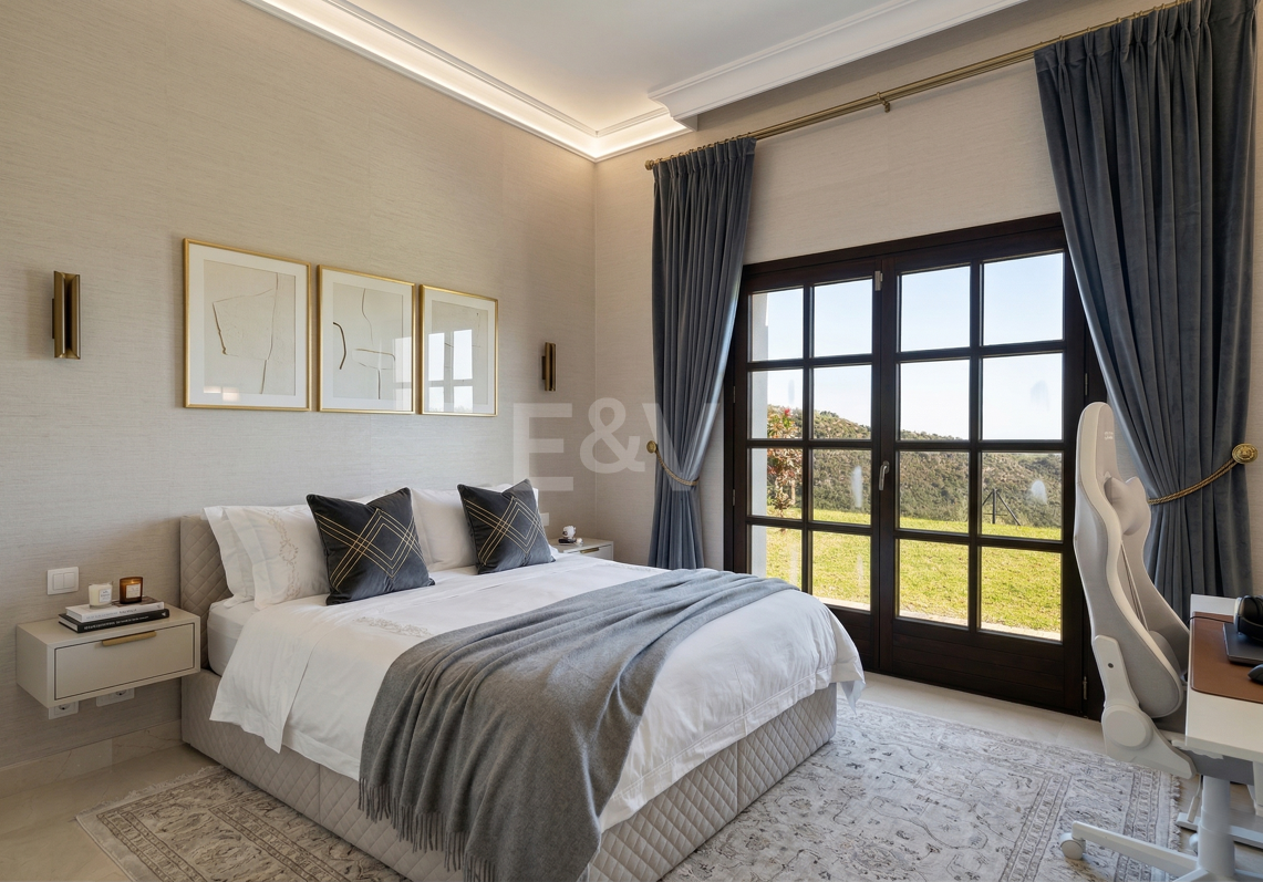 Majestätische andalusische Villa mit Panoramablick auf Meer und Berge