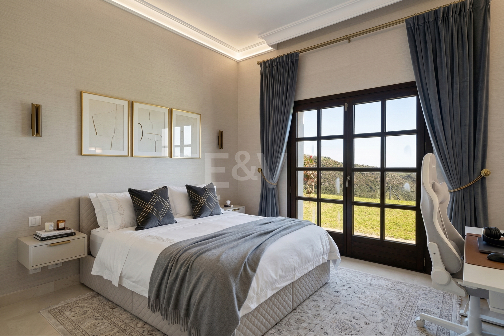 Majestuosa villa andaluza con vistas panorámicas al mar y a la montaña