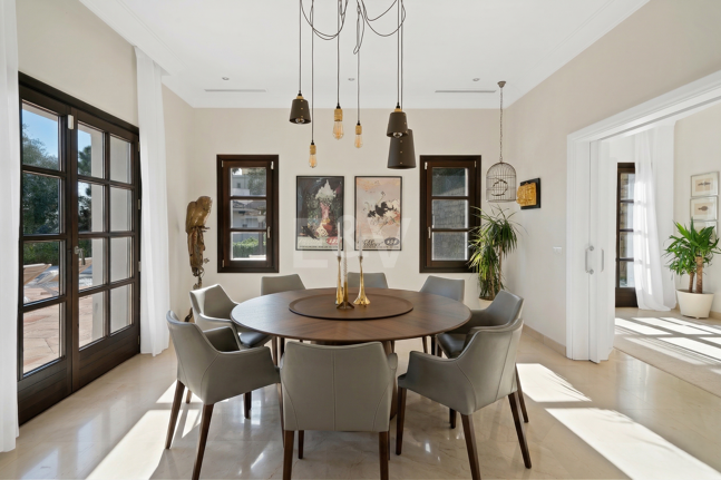 Majestuosa villa andaluza con vistas panorámicas al mar y a la montaña