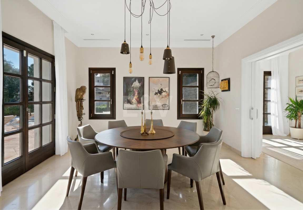 Majestuosa villa andaluza con vistas panorámicas al mar y a la montaña