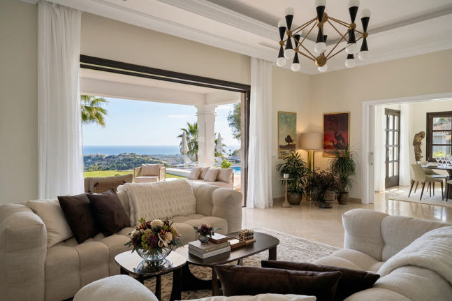 Majestuosa villa andaluza con vistas panorámicas al mar y a la montaña