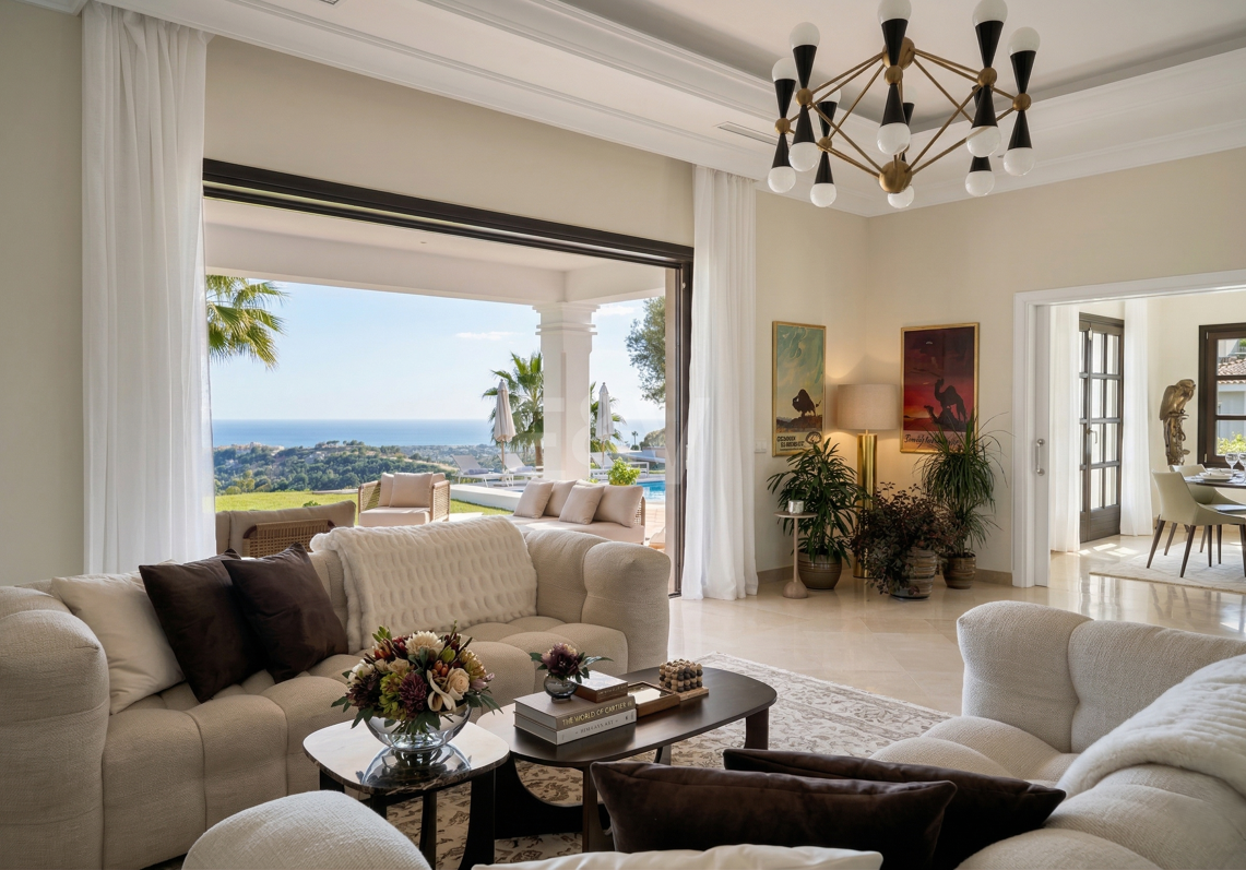 Majestätische andalusische Villa mit Panoramablick auf Meer und Berge
