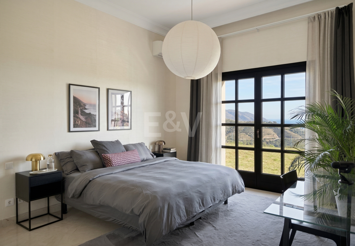 Majestuosa villa andaluza con vistas panorámicas al mar y a la montaña