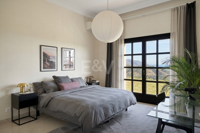 Majestuosa villa andaluza con vistas panorámicas al mar y a la montaña