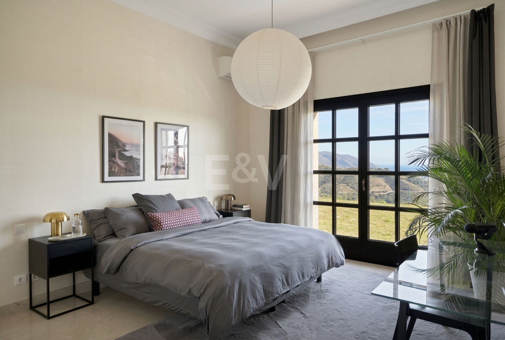 Majestuosa villa andaluza con vistas panorámicas al mar y a la montaña