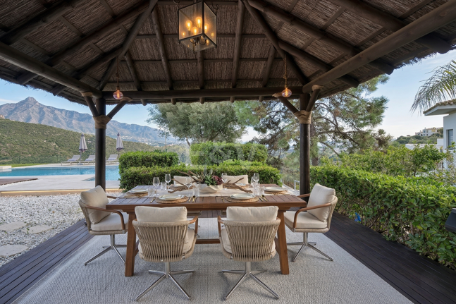 Majestuosa villa andaluza con vistas panorámicas al mar y a la montaña