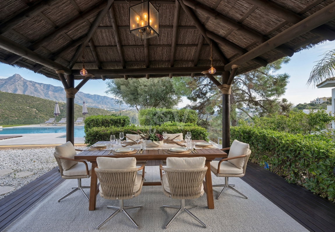 Majestuosa villa andaluza con vistas panorámicas al mar y a la montaña