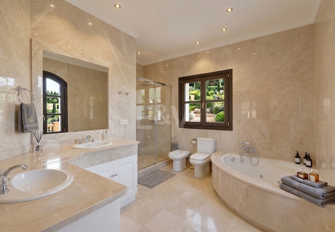 Majestuosa villa andaluza con vistas panorámicas al mar y a la montaña